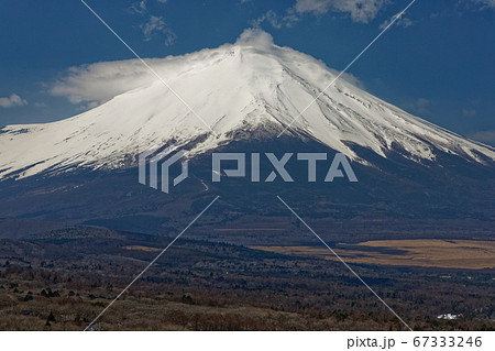 山中湖・パノラマ台から見る富士山と青空 山中湖・パノラマ台から見る富士山と青空 67333246