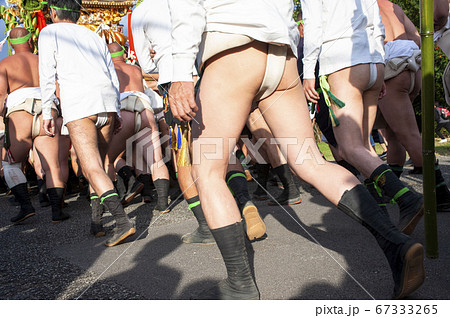 日本の秋祭り灘祭りのふんどし姿の男達 67333265