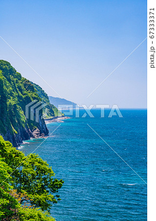 （新潟県糸魚川市）親不知の海岸線 67333371