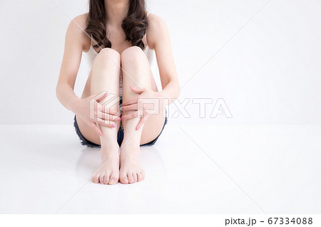 ショートパンツをはいた女性 67334088