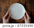真上からみた白い皿と手 67335490