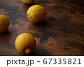 斜めから見たレモン 67335821