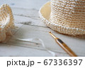 孫の為におばあちゃんがで帽子を作っています 67336397