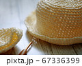 孫の為におばあちゃんがで帽子を作っています 67336399