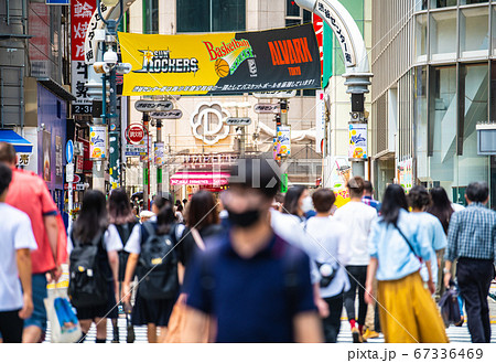 日本の東京都市景観 増え続ける新型コロナ感染確認者。それでも渋谷の街にはマスク姿の大勢の人たちが… 日本の東京都市景観 増え続ける新型コロナ感染確認者。それでも渋谷の街にはマスク姿の大勢の人たちが… 67336469