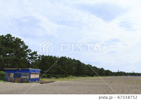 コロナ禍で閑散とした海の公園海水浴場（夏） 67338752