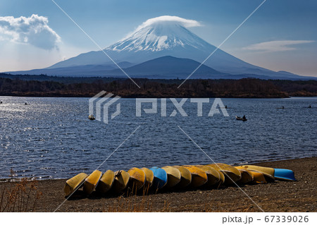 早春の精進湖畔から見る笠雲を被った富士山 67339026