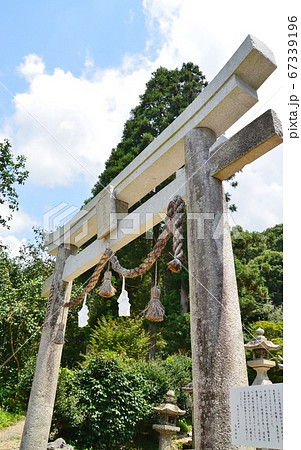 夏ばれの山里に静かにたたずむ高水神社 67339196