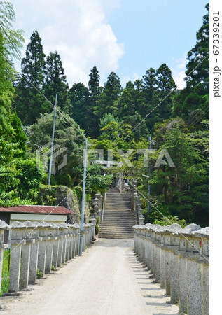 夏ばれの山里に静かにたたずむ高水神社 67339201
