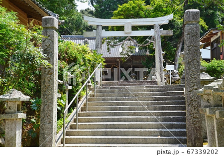 夏ばれの山里に静かにたたずむ高水神社 67339202