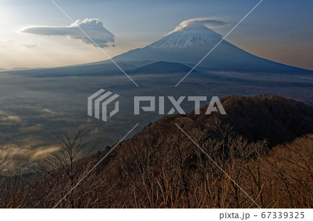 精進湖・パノラマ台から見る朝の富士山 67339325