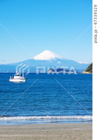 冬晴れの逗子海岸と富士山 冬晴れの逗子海岸と富士山 67339329