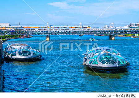 日本の東京都市景観 水上バス・ヒミコやホタルナ、特急などを望む(奥は新名所・すみだリバーウォーク) 日本の東京都市景観 水上バス・ヒミコやホタルナ、特急などを望む(奥は新名所・すみだリバーウォーク) 67339390