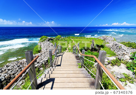海へと続く道　沖縄　具志川城址 67340376