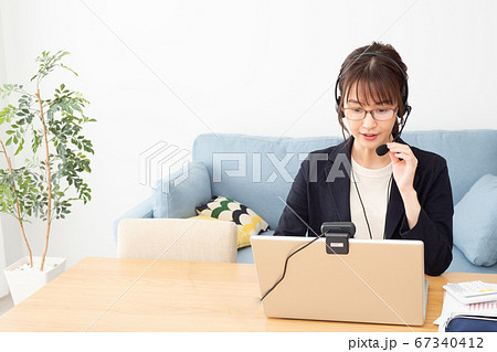 テレワークで仕事をする女性 67340412