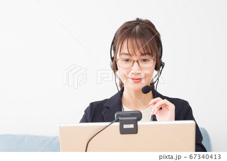 テレワークで仕事をする女性 67340413