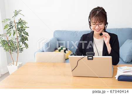 テレワークで仕事をする女性 テレワークで仕事をする女性 67340414