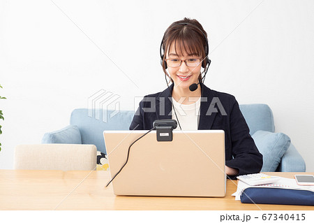 テレワークで仕事をする女性 67340415
