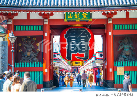 日本の東京都市景観 七年ぶりに新調された浅草寺雷門の大提灯や観光客ら 日本の東京都市景観 七年ぶりに新調された浅草寺雷門の大提灯や観光客ら 67340842