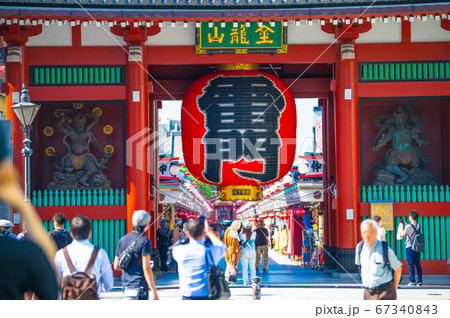 日本の東京都市景観 七年ぶりに新調された浅草寺雷門の大提灯や観光客ら 日本の東京都市景観 七年ぶりに新調された浅草寺雷門の大提灯や観光客ら 67340843