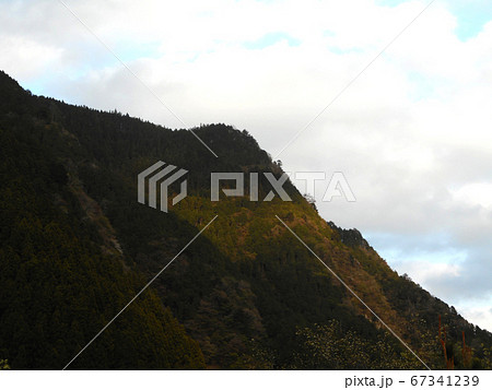 山の斜面に映る雲の影 山の斜面に映る雲の影 67341239