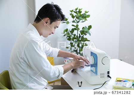 ミシンで手作りする男性　 67341282