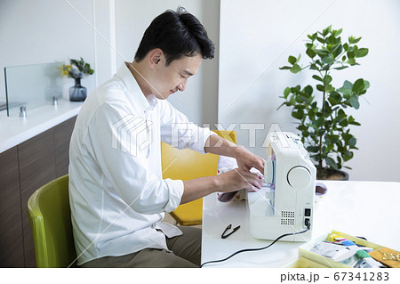 ミシンで手作りする男性　 67341283