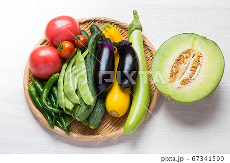 色々な種類の夏野菜と果物 色々な種類の夏野菜と果物 67341590