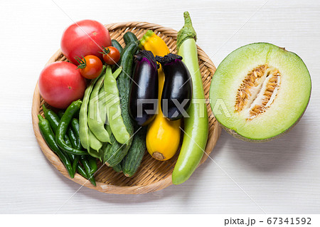 色々な種類の夏野菜と果物 色々な種類の夏野菜と果物 67341592