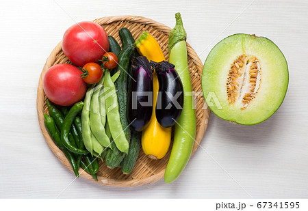 色々な種類の夏野菜と果物 色々な種類の夏野菜と果物 67341595