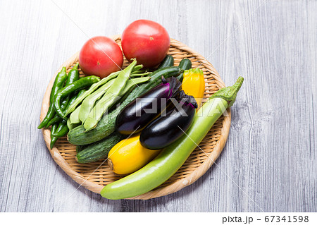 色々な種類の夏野菜 色々な種類の夏野菜 67341598