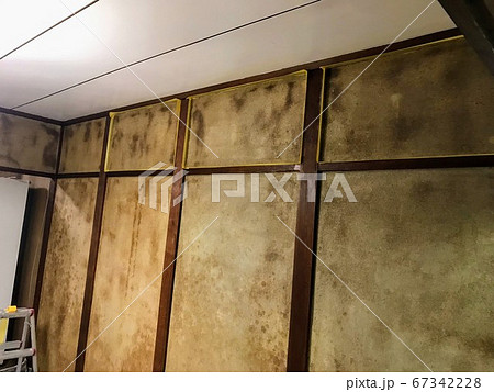リフォーム中の古民家　汚い壁 67342228