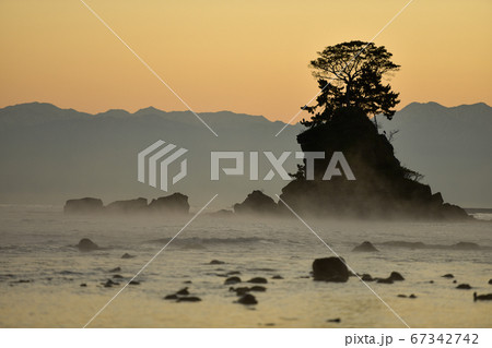 雨晴海岸_毛嵐の朝 67342742