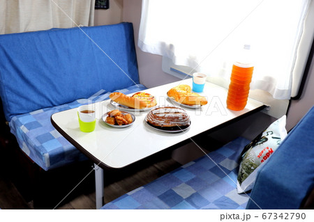 キャンピングカーで朝食の風景　パン　車中泊 67342790