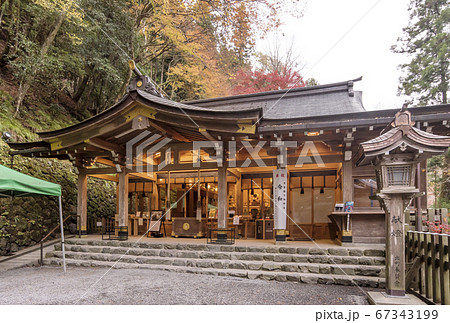 紅葉の貴船神社 貴船神社本殿 水の神様 縁結びの神様 秋の京都観光スポット の写真素材