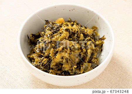 小鉢に入れられた、高菜の油炒め。 67343248