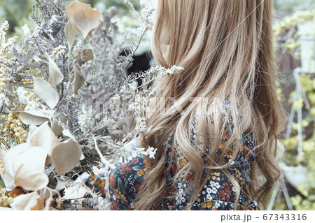 ドライフラワーと花柄のワンピースの巻き髪の女性と植物のフォトジェニックな写真 ドライフラワーと花柄のワンピースの巻き髪の女性と植物のフォトジェニックな写真 67343316