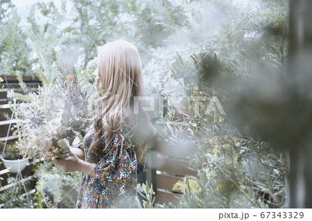 ドライフラワーと花柄のワンピースの巻き髪の女性と植物のフォトジェニックな写真 ドライフラワーと花柄のワンピースの巻き髪の女性と植物のフォトジェニックな写真 67343329