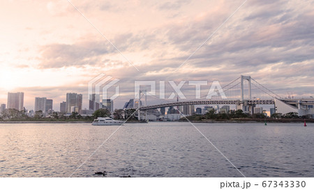 夕焼けのお台場の海とレーンボーブリッジ 67343330