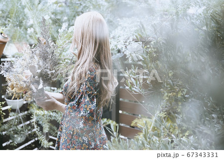 ドライフラワーと花柄のワンピースの巻き髪の女性と植物のフォトジェニックな写真 ドライフラワーと花柄のワンピースの巻き髪の女性と植物のフォトジェニックな写真 67343331