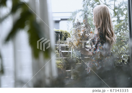 ドライフラワーと花柄のワンピースの巻き髪の女性と植物のフォトジェニックな写真 ドライフラワーと花柄のワンピースの巻き髪の女性と植物のフォトジェニックな写真 67343335