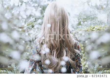 美しい髪の後ろ姿の巻き髪の女性と植物背景のフォトジェニックな写真 美しい髪の後ろ姿の巻き髪の女性と植物背景のフォトジェニックな写真 67343471