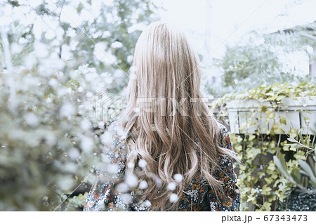 美しい髪の後ろ姿の巻き髪の女性と植物背景のフォトジェニックな写真 美しい髪の後ろ姿の巻き髪の女性と植物背景のフォトジェニックな写真 67343473