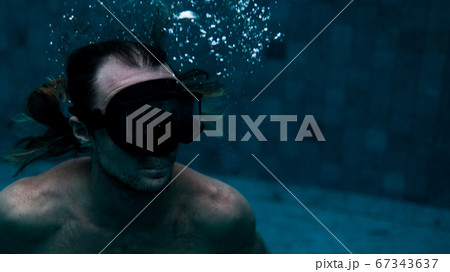 sporty man swimming in mask in pool 67343637