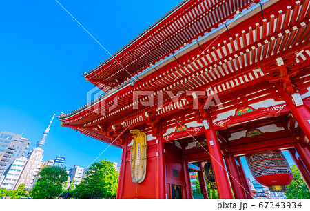 日本の東京都市景観 青空に映える東京・浅草寺(宝蔵門の大わらじ)や東京スカイツリーなどを望む 日本の東京都市景観 青空に映える東京・浅草寺(宝蔵門の大わらじ)や東京スカイツリーなどを望む 67343934