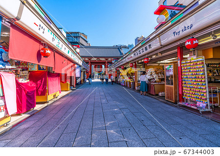 日本の東京都市景観　七年ぶりに新調された浅草寺雷門の大提灯などを望む 67344003