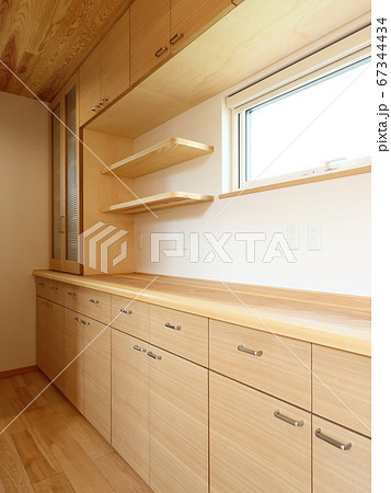 ハンドメイドのお洒落なカップボード 67344434