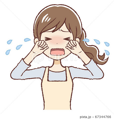 大泣きするエプロン女性 上半身 67344766