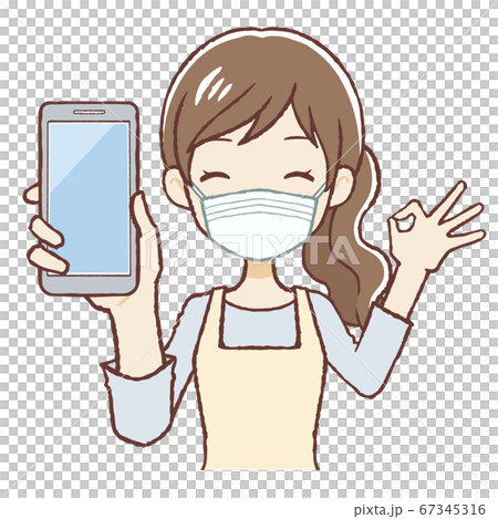 携帯をもってOKサインをだすエプロン女性　マスク着用 上半身 67345316