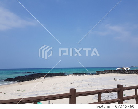 砂浜 ビーチ 海 67345760
